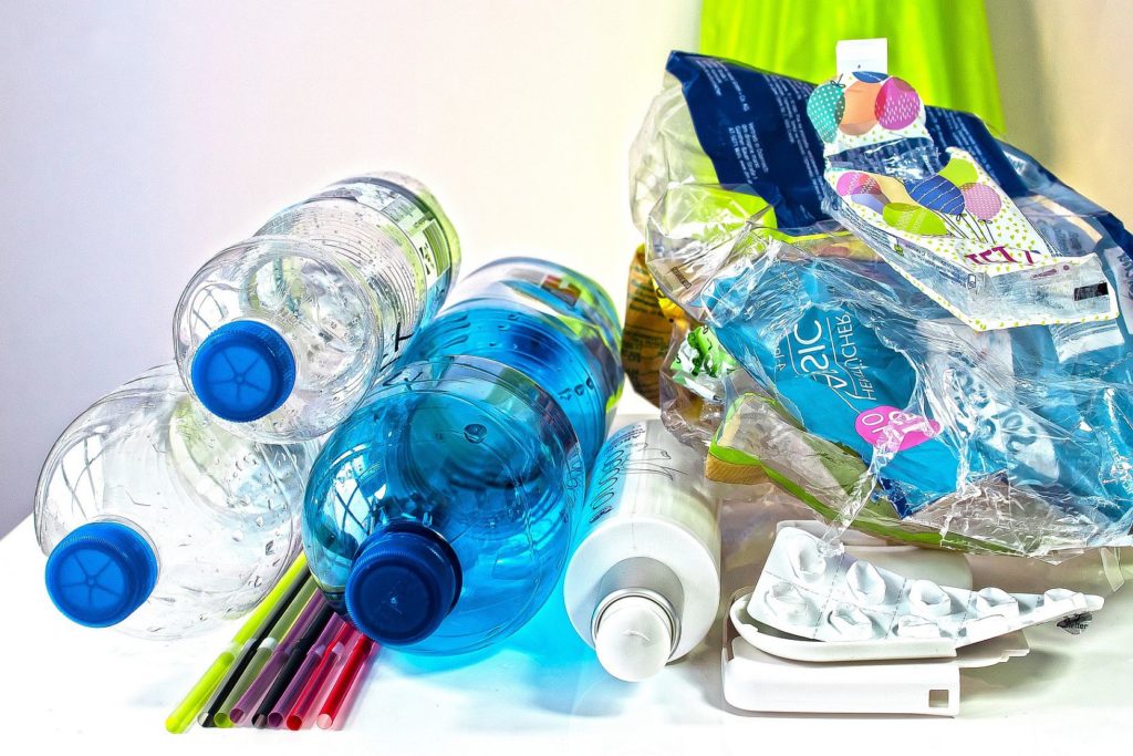 Read more about the article Z ręką w plastiku, czyli o problematycznych właściwościach tworzyw sztucznych
