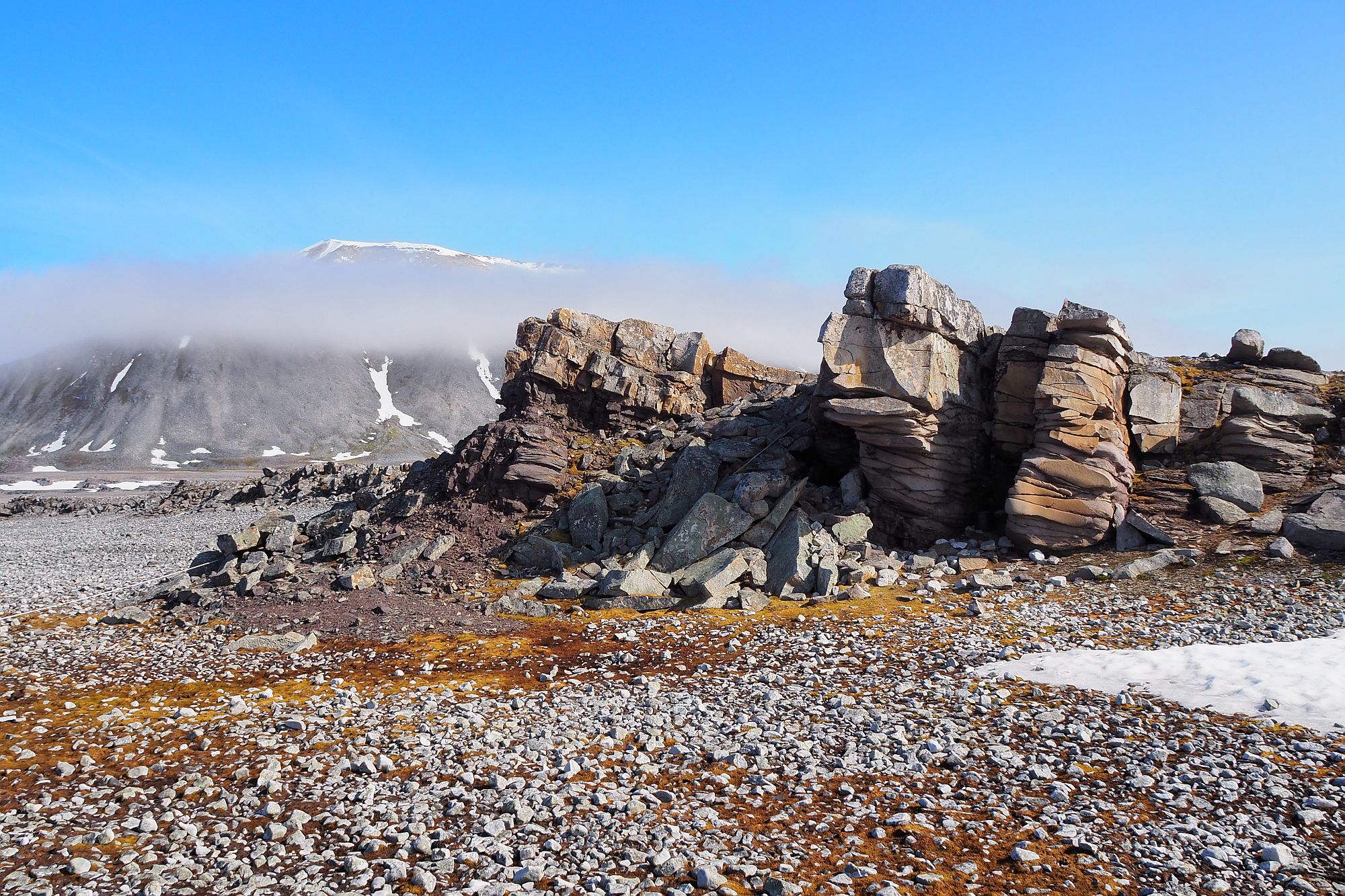 Najważniejszy załom skalny w tej części Sørkapplandu.  © Barbara Jóźwiak, Fundacja forScience
