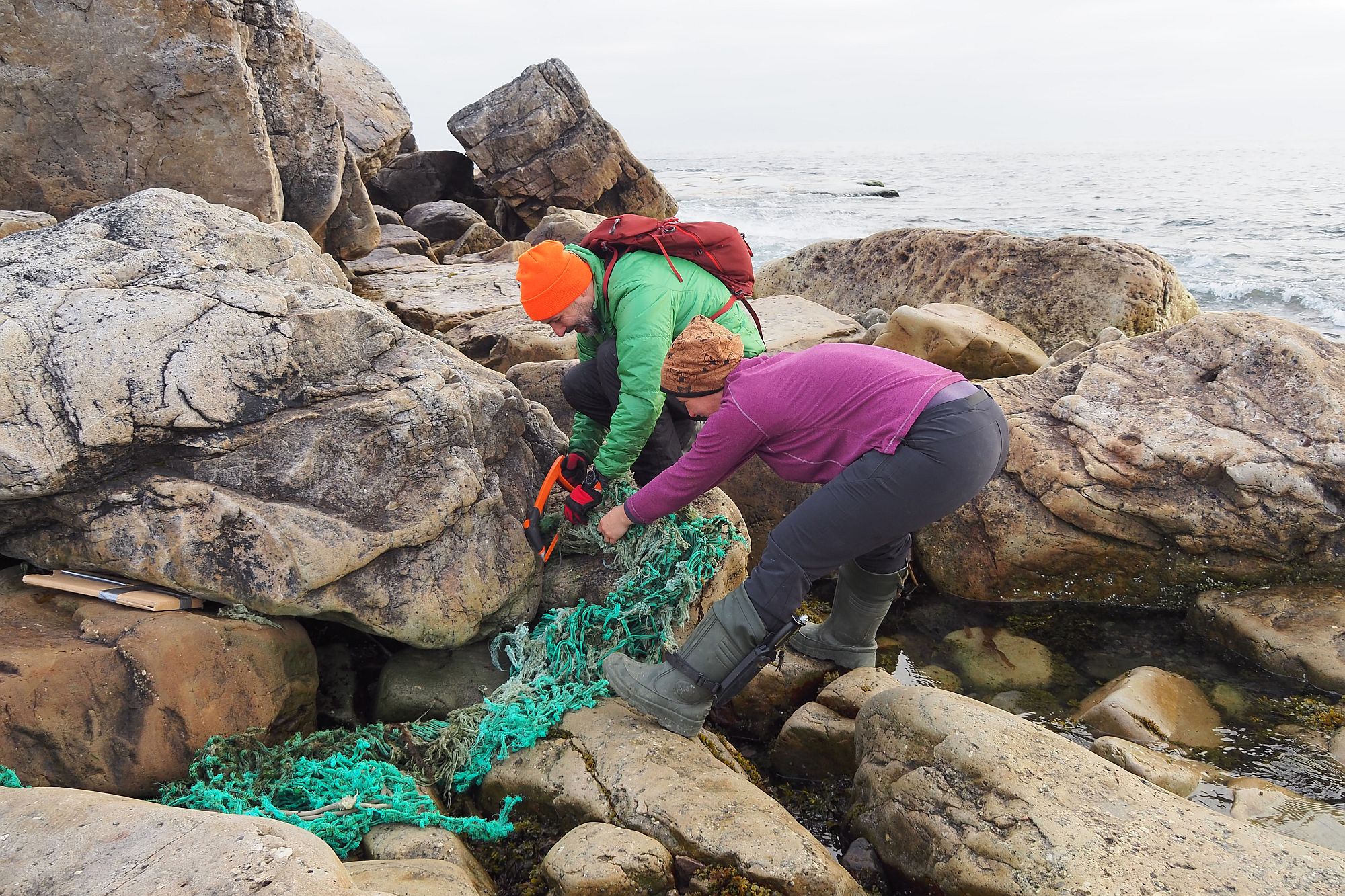 Wycinanie zakleszczonych między skałami sieci i lin należało do ścisłego kanonu naszych terenowych zajęć.  © Barbara Jóźwiak, Fundacja forScience