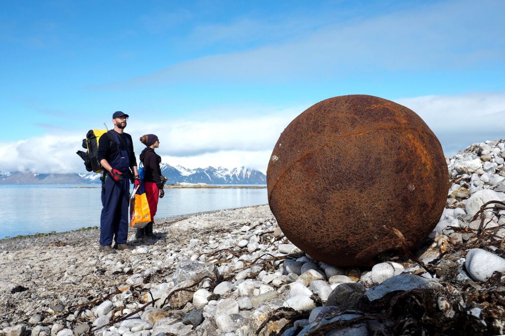 Wybrzeża Svalbardu to istne eldorado dla kolekcjonerów bojek rybackich.© Joanna Nawrot