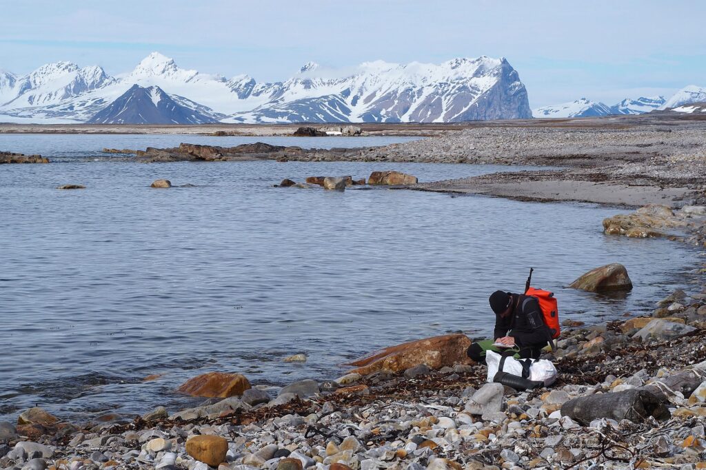 W ramach prac terenowych, zespół forScience zbiera nie tylko śmiecie, ale też dane, które pozwalają lepiej zrozumieć problem zanieczyszczenia Arktyki.© Barbara Jóźwiak, Fundacja forScience