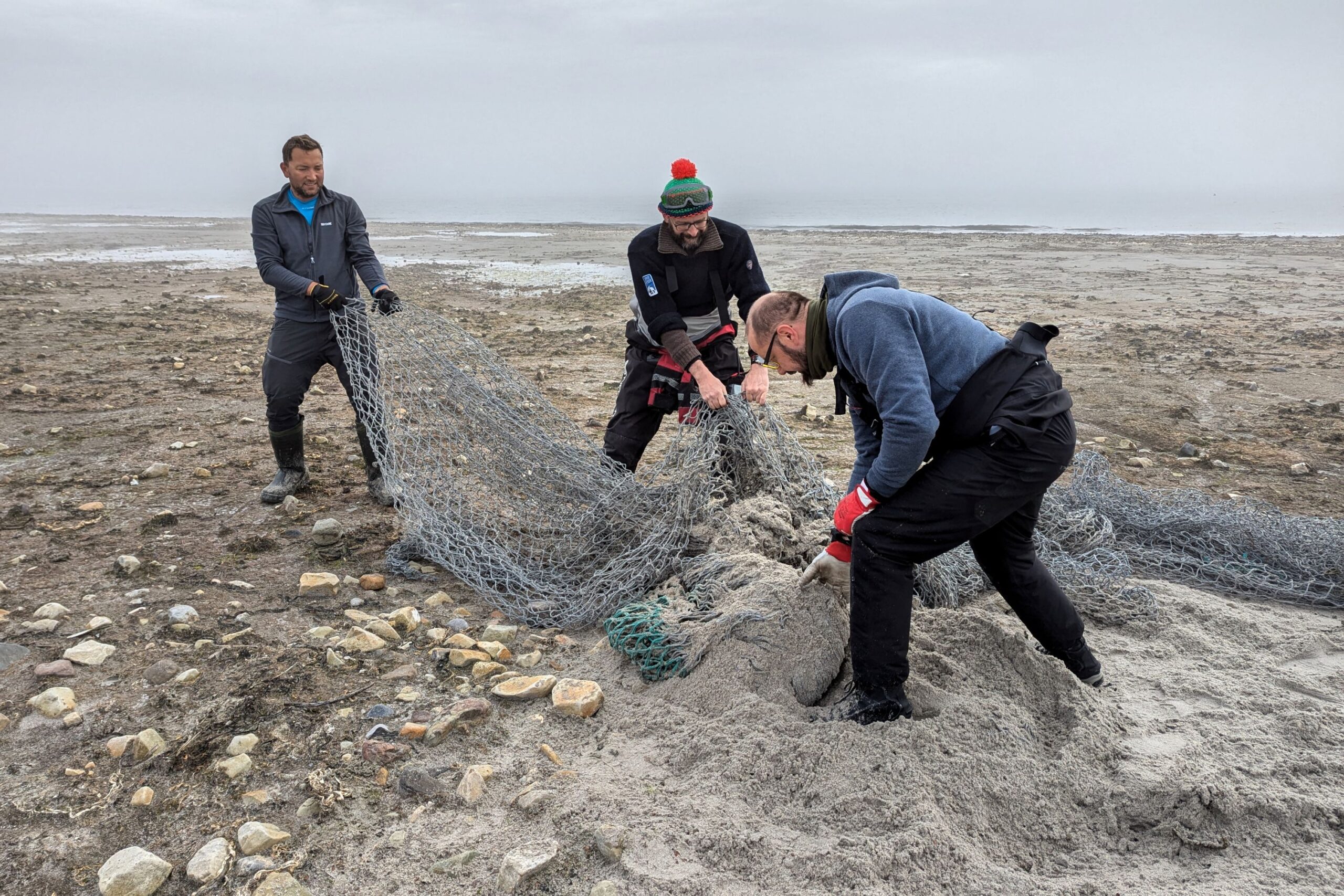 Sieci rybackie i ich fragmenty to częsty widok na plażach Sørkapplandu.© Barbara Jóźwiak, Fundacja forScience